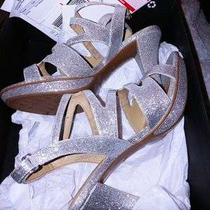 Naturalizer glitter silver heels fits like a 9
